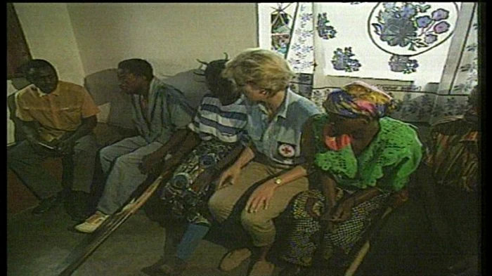 Prinţesa Diana s-a întâlnit cu Sandra Tigica, o fetiţă de 13 ani care îşi pierduse piciorul în urma dezamorsării unei mine terestre