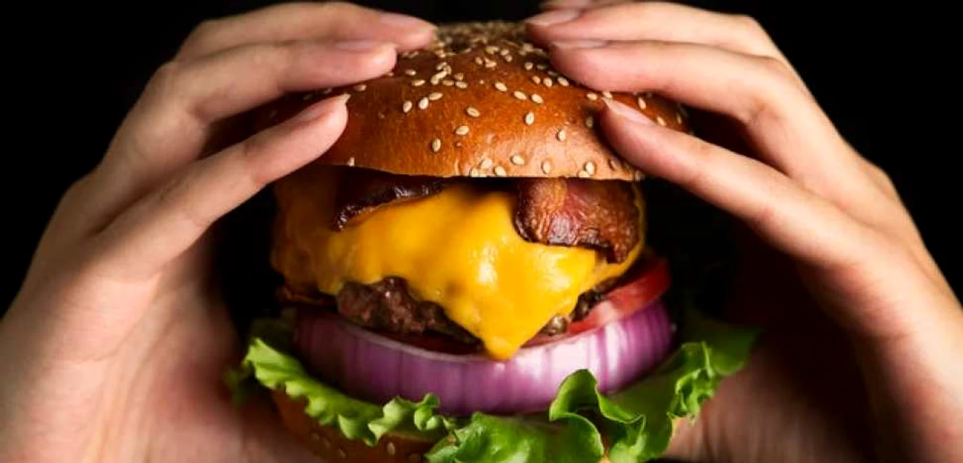 Burgerul american a fost primit foarte bine de români. FOTO Thrillist
