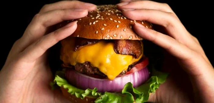 Burgerul american a fost primit foarte bine de români. FOTO Thrillist