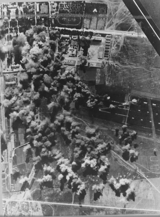 Imagini aeriene din timpul bombardamentelor din 1944.