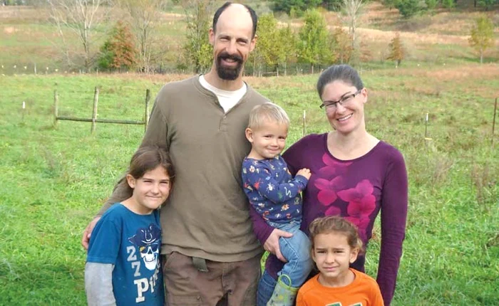 Caleb şi Amy Rae duc o viaţă liniştită numai cu cei 3 copii ai lor, Liam, de 8 ani, Malachi, de 5 ani, şi Ewan, de 2 aniFoto: Profimedia