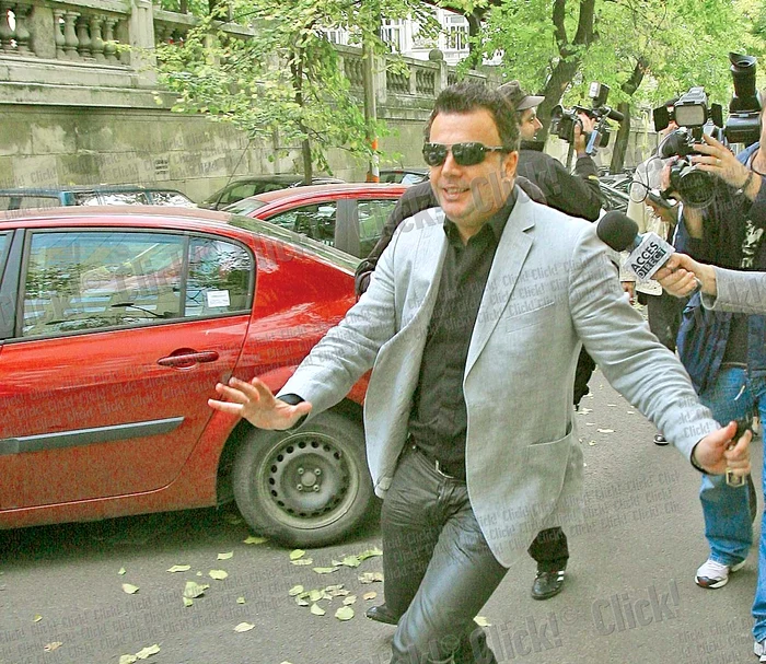 
    Octombrie 2009- Adrian a ieșit de la divorţ  dansând de fericire (fotografii: click!)  