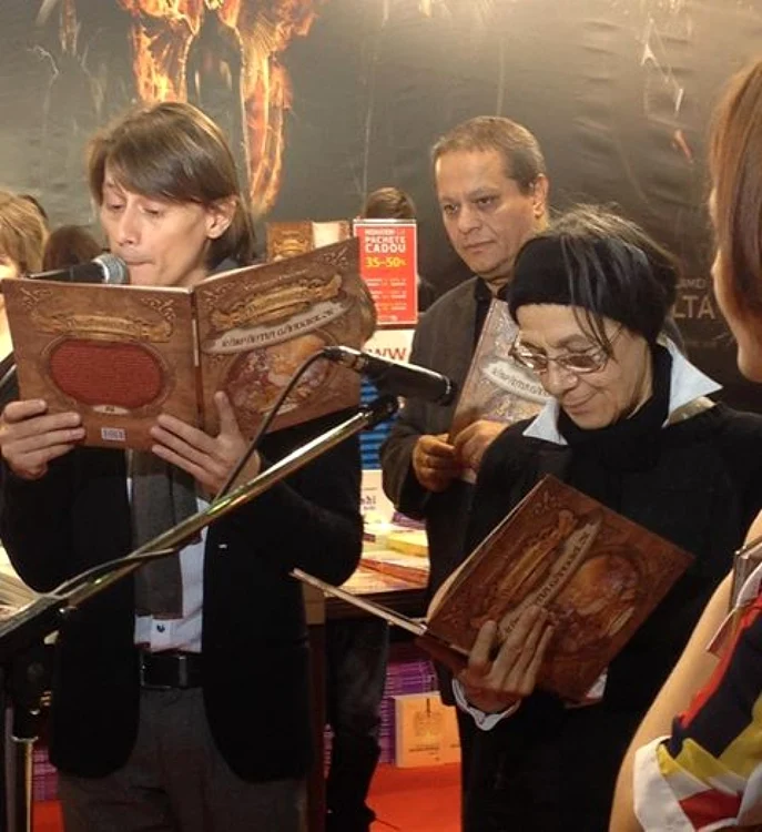 Marius Manole, Valentin Nicolau şi Coca Bloos, la lansarea volumului „Basmania”, la Târgul Gaudeamus 2014