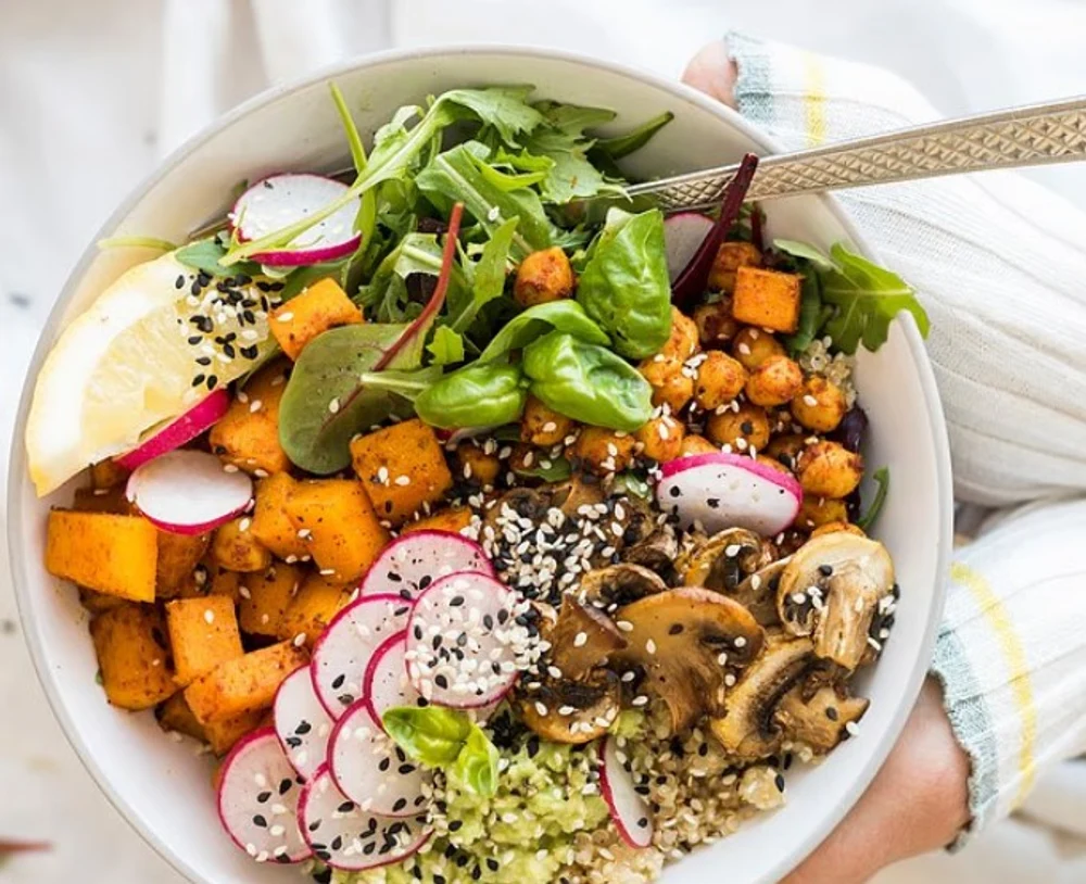 Mănânci porții mai mari, slăbești mai mult: sfaturile nutriționiștilor pentru sațietate, energie și talie subțire în 2026