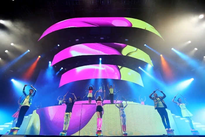 Pe scenă vor mai fi prezente și alte formații muzicale