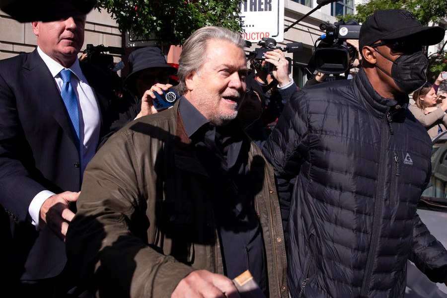 Steve Bannon, fostul consilier al lui Turmp, eliberat din închisoare înaintea alegerilor. Cum poate influența campania pentru Casa Albă