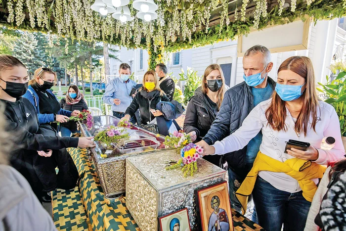 2021. Şi în pandemie, credincioşii s-au înghesuit la moaştele Sfintei. Foto: Inquam Photos