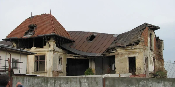 Casa de la numărul 116 stă să se prăbuşească, iar proprietarul este plecat în Spania