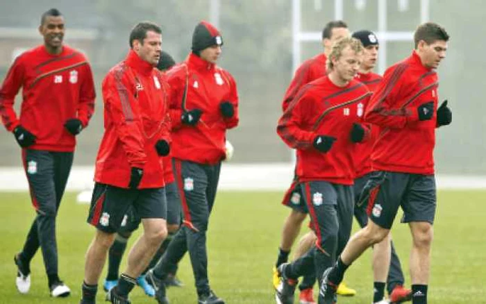 Carragher (al doilea din stânga) s-a antrenat, ieri, normal