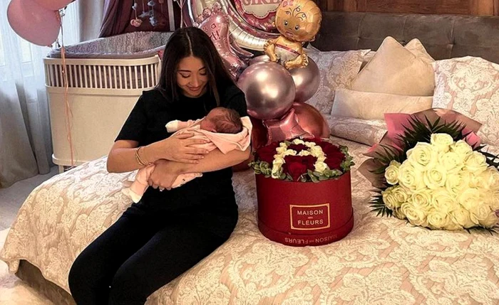 
    Nicole Cherry a publicat o imagine în care își hrănea fetița cu biberonulFoto: Arhivă personală  