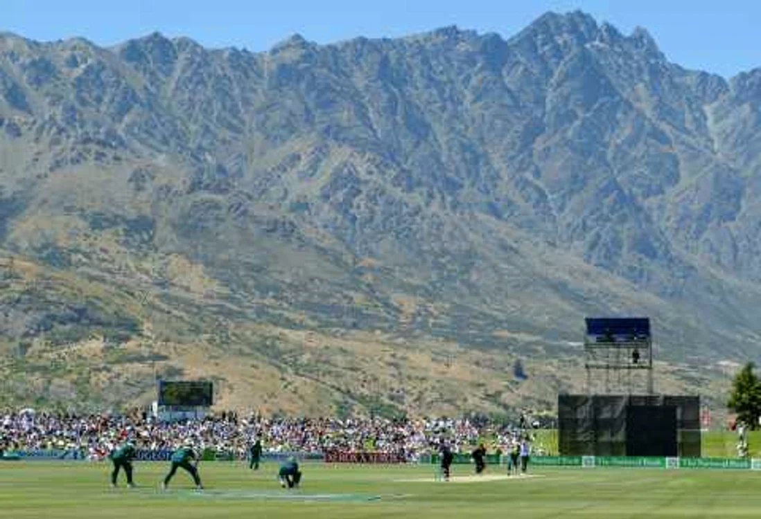 Munţii din vecinătatea staţiunii neozeelandeze Queenstown * Foto: Reuters