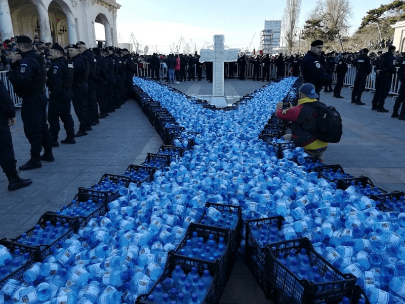 Pregătiri de Bobotează, la malul mării. 150.000 de sticle de aghiasmă vor fi îmbuteliate la Arhiepiscopia Tomisului