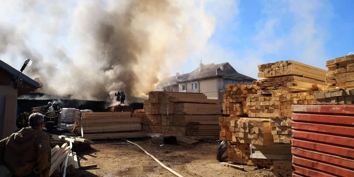 Incendiu la o hală cu materiale de construcţii, în Baloteştifoto: Bucureşti-Ilfov