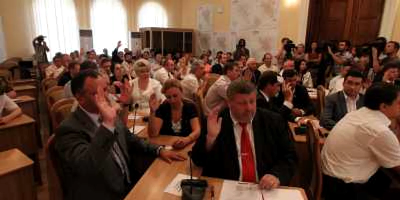 Prima şedinţă, de înmânare a mandatelor, a fost singura la care aleşii au participat incorpore
