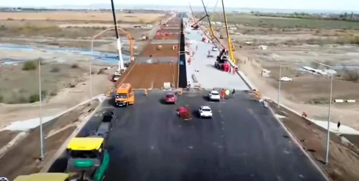 VIDEO Noi imagini de pe șantierul Autostrăzii Focșani – Bacău. Un lot de 35 de km ar putea fi inaugurat până la finalul anului