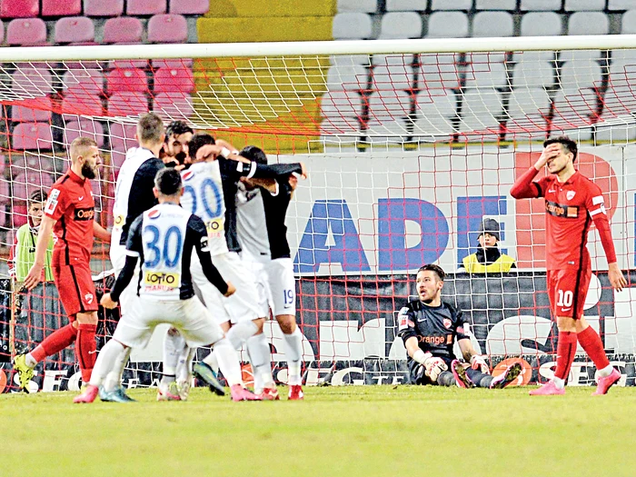 Dinamoviştii au fost umiliţi pe propriul teren de Viitorul Constanţa