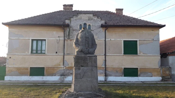 Statuia fără cap de la Iecea Mare FOTO Ş.Both