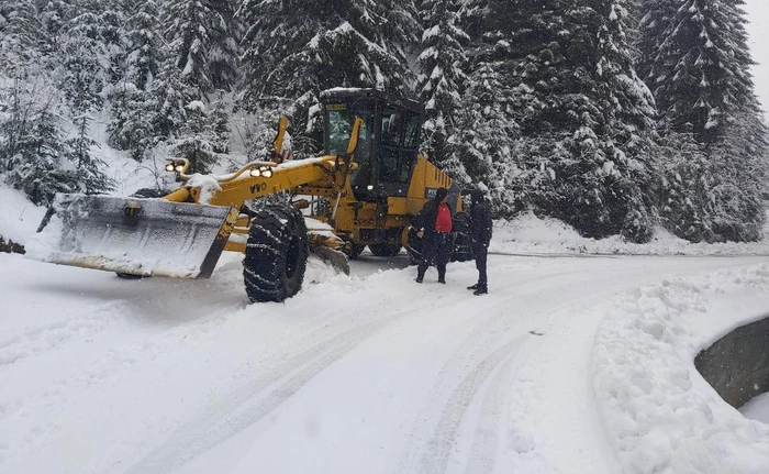 În Bucegi este iarnă in toată regula. FOTO Lucrări Drumuri Poduri Dâmbovița