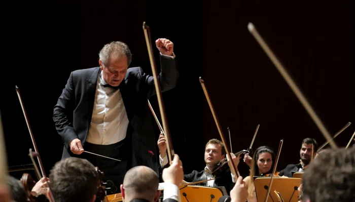 Cristian Mandeal, alături de Orchestra Română de Tineret la Istanbul FOTO: Virgil Oprina