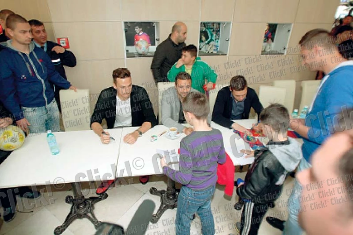 500 de fani au luat autografe de la Szukala, Sânmărtean şi Adi Popa (fotografii: mihai ionescu)