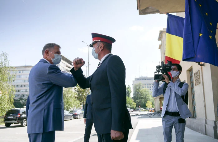Klaus Iohannis, salut cu cotul cu CFR-istul care l-a întâmpinat la Gara de Nord 