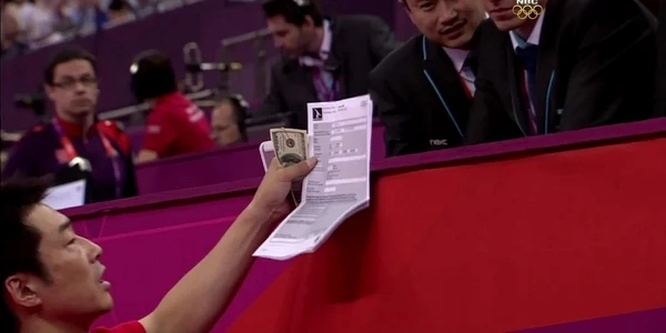 Antrenorul japonez s-a dus cu banii la arbitru
