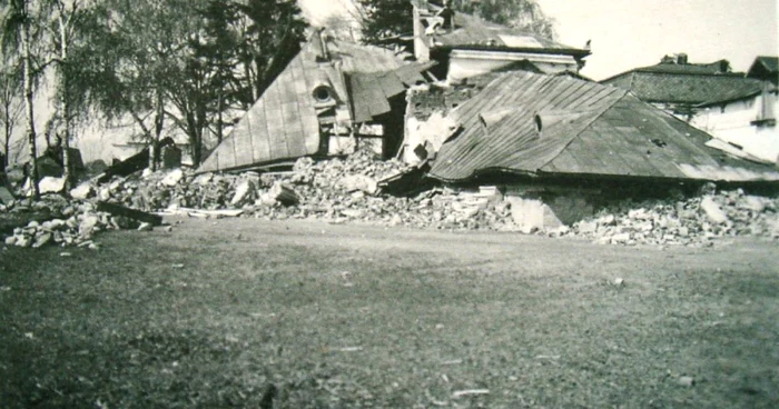 Şcoala din Zăbrăuţi a fost pusă la pământ de seismul de acum 80 de ani FOTO: Arhivele Naţionale-Filiala Vrancea