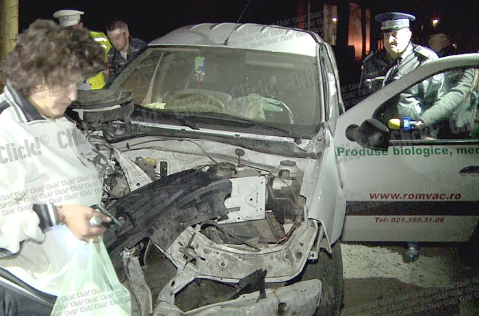 Şoferiţa şi-a făcut maşina praf după ce nu a acordat prioritate trenului