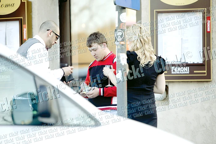 CRBL s-a scotocit în portofel, a plătit, după care a  intrat în restaurant