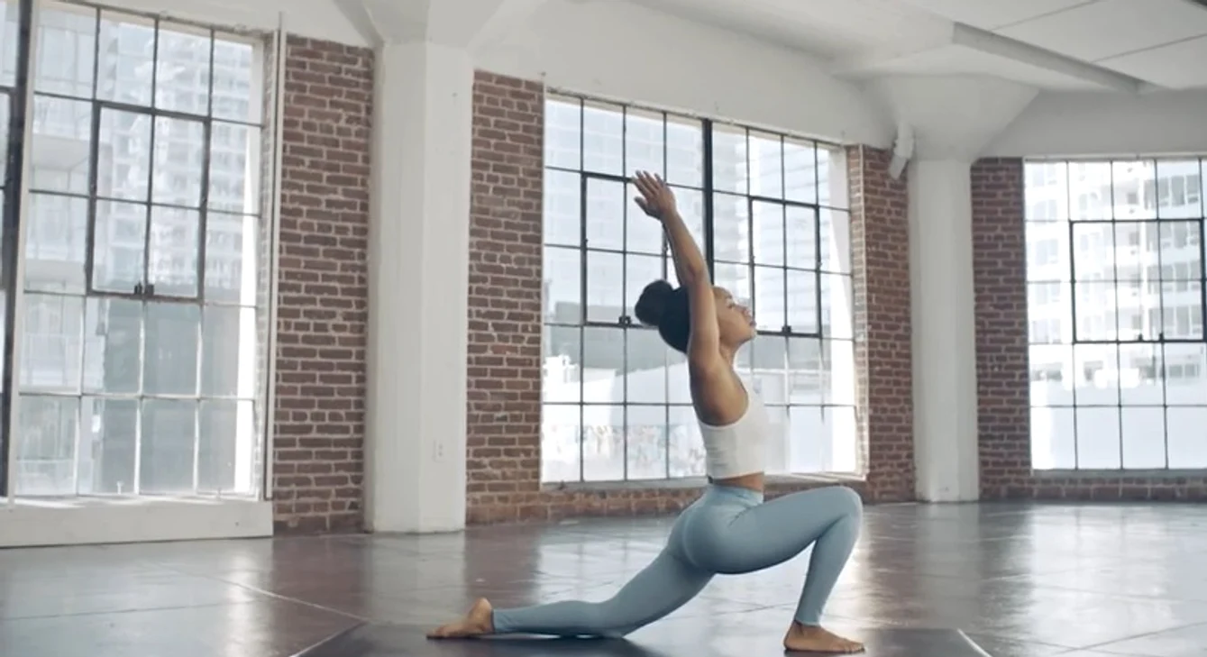 Exercițiu de yoga care relaxează mintea și antrenează mușchii FOTO: captură Cosmopolitan