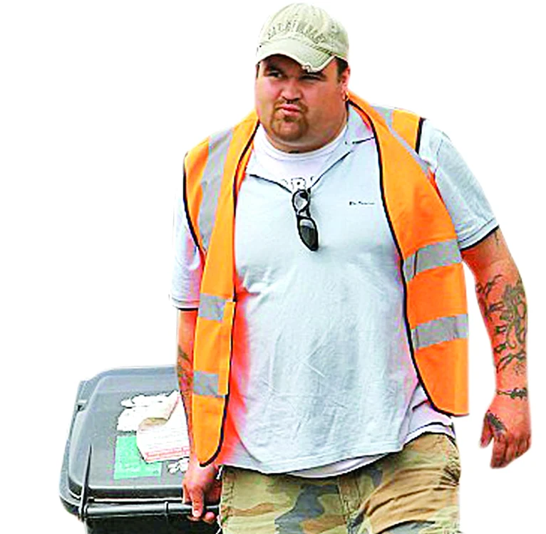 2010. Sărac lipit, Michael s-a angajat ca gunoier la o firmă de salubrizare