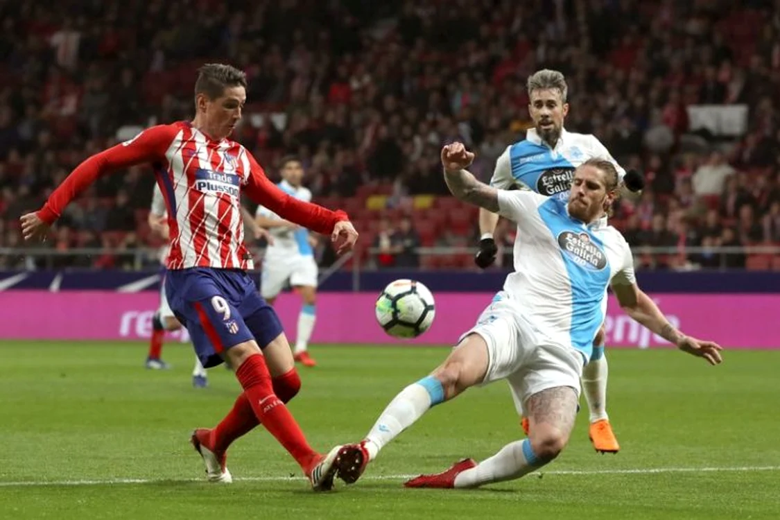 
    Raul Albentosa în duel cu Fernando TorresFOTO: EPA  