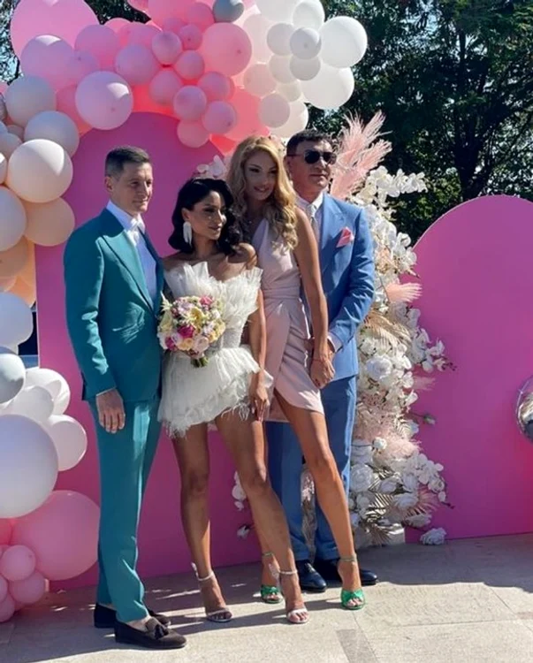 
    Nașa și fina s-au întrecut în rochii minifoto: Instagram  