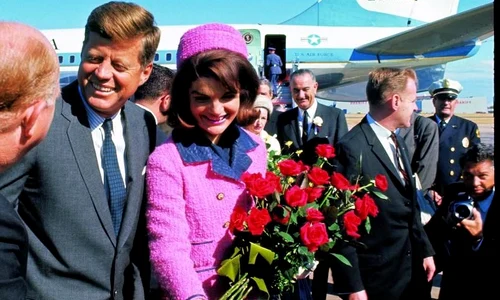 Jacqueline Kennedy sau când tragedia are culoarea roz: Istoria unui costum blestemat jpeg