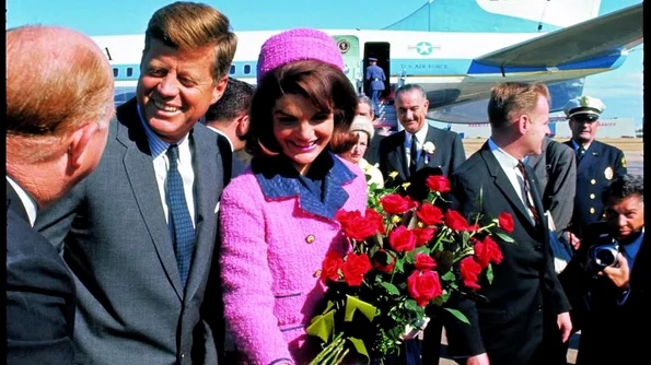 Jacqueline Kennedy sau când tragedia are culoarea roz: Istoria unui costum blestemat jpeg