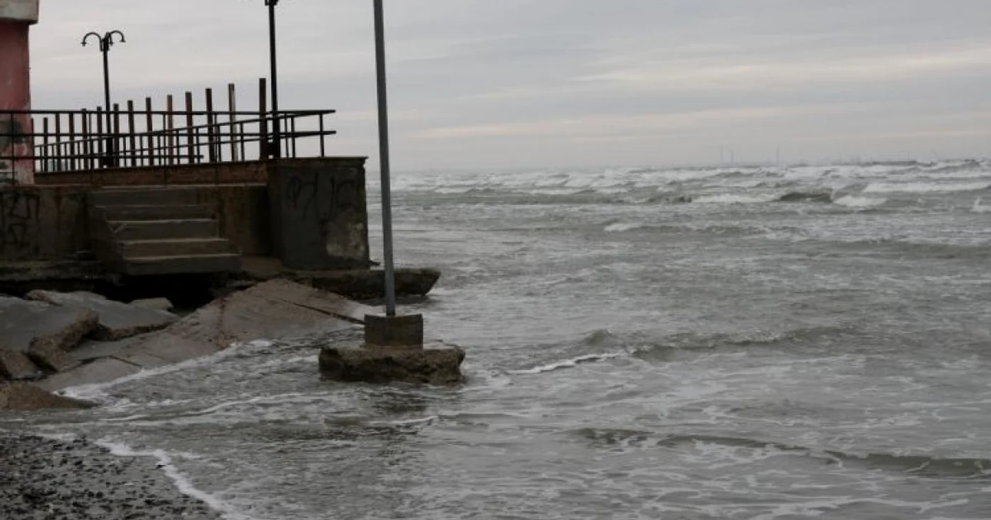 Plaja, înghiţită de mare