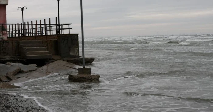 Plaja, înghiţită de mare