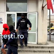 politist încătuşat pitesti foto ePiteşti 