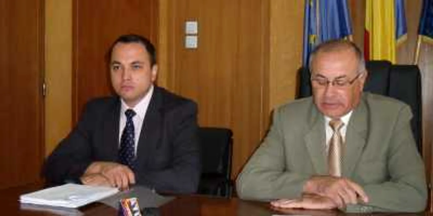 Subprefectul Cristi Misăilă şi prefectul Octavian Vieru