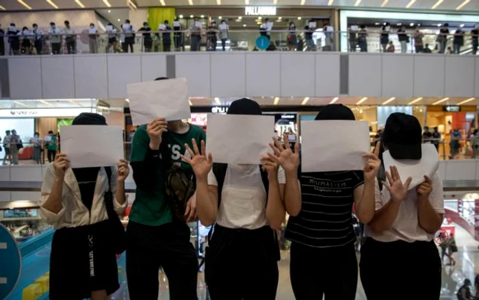 Noua modalitate de protest a elevilor din Hong Kong FOTO EPA-EFE