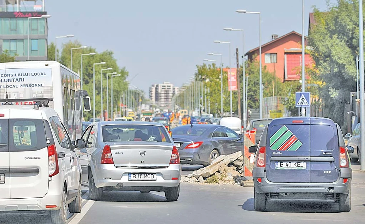 E din nou haos pe Şoseaua Pipera. De un an se lucrează la această arteră. Acum arată ca pe timp de război