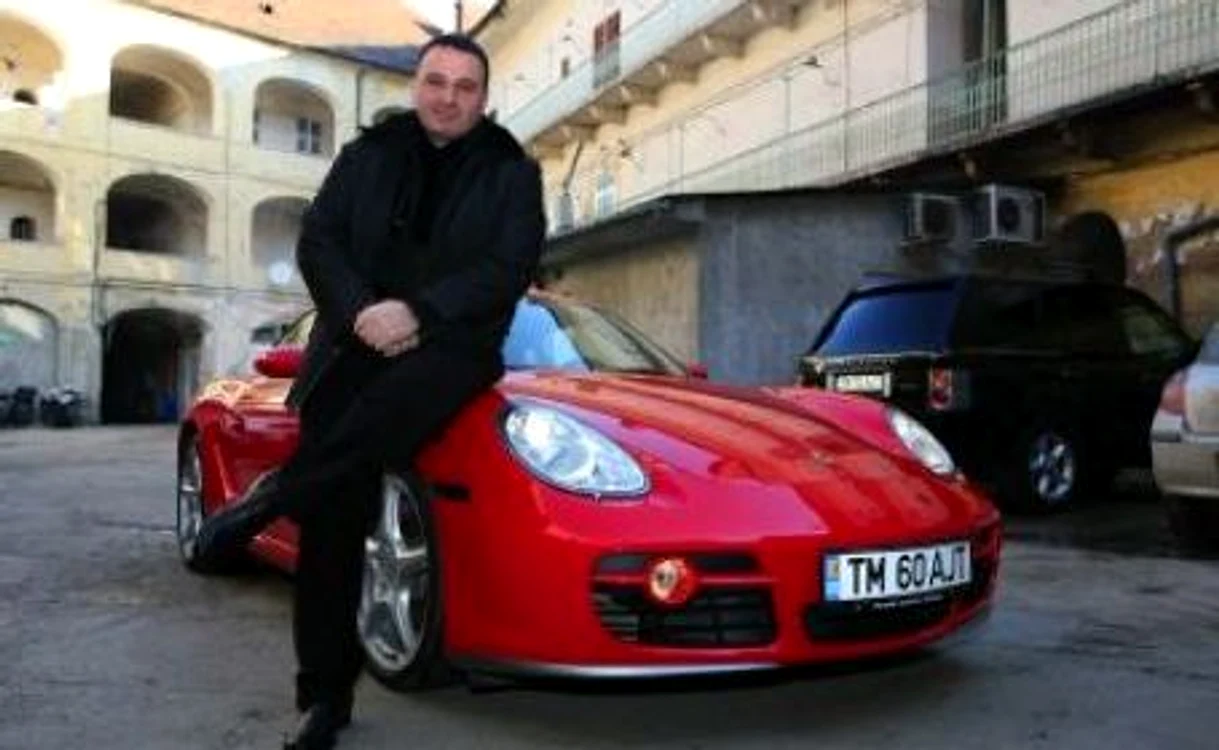 
    Jabri Tabrizi conduce un Porche Cayman  