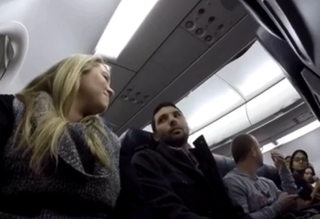 
    Lisa Sadiwnyk i-a pregătit o surpriză soțului ei, Eric, în avionfoto: captură video  