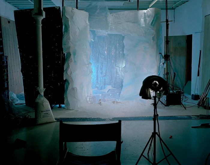 Acest platou de filmare redă imaginea unei peșsteri de gheață