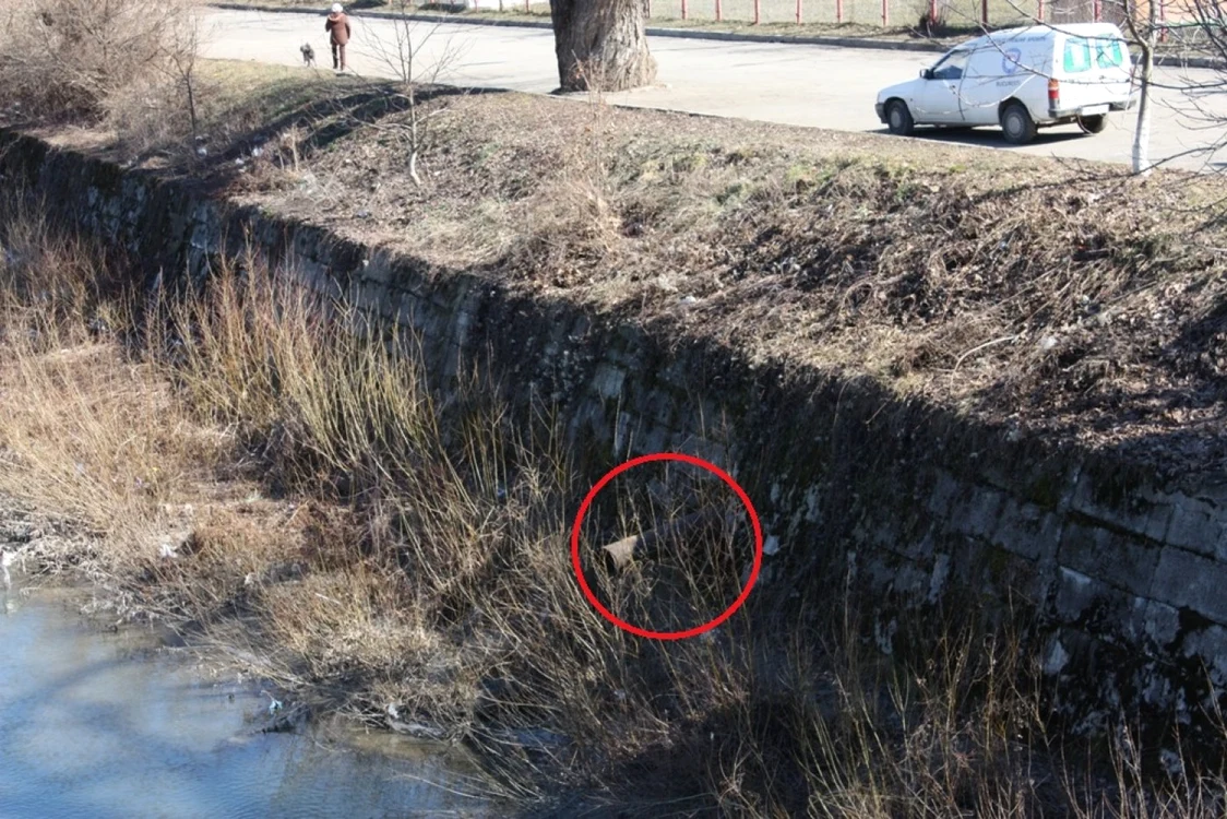 Şi ştrandul municipal se foloseşte de o astfel de ţeavă pentru a se scăpa de apa plină cu clor  din bazine FOTO Adevărul/ Bianca Sara