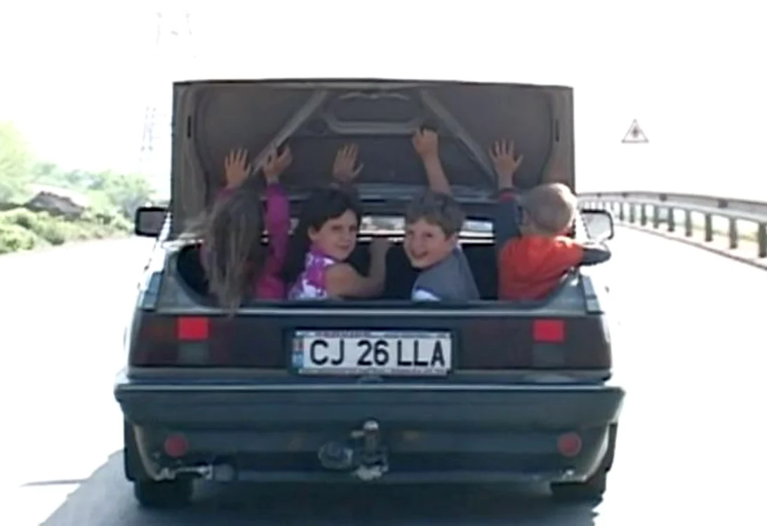 
    Patru copii, plimbaţi în portbagaj (Foto: captura Youtube)  