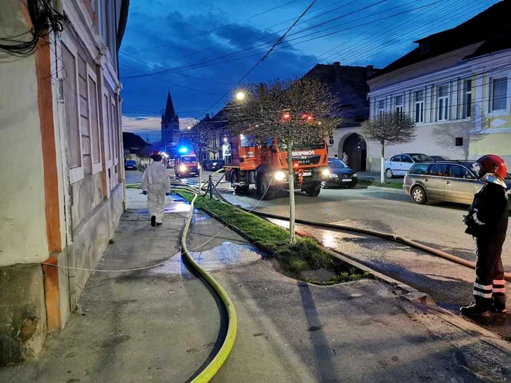 
    Incendiul a izbucnit la acoperişul unui imobil din Cisnădie,  