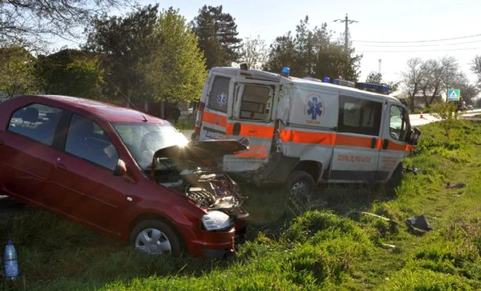 Mașina în care se afla șeful ISU Ialomița și ambulanța au fost grav avariate (foto: independentonline.ro)