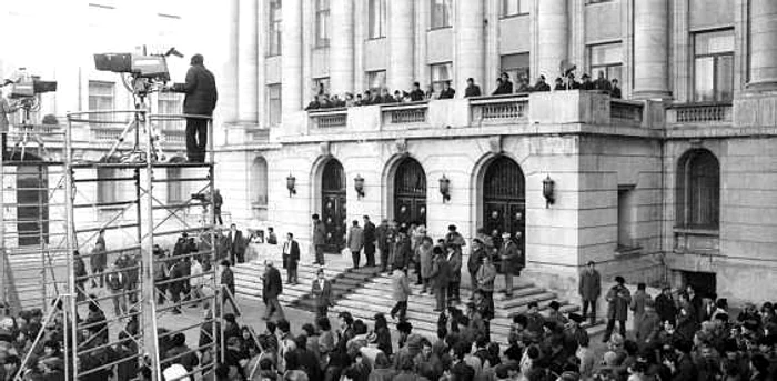 În momentul declanşării zgomotului asurzitor, camerele de luat vederi ale TVR au fost întoarse, iar mulţimea a început să se agite. Ceauşescu mai avea patru zile de trăit.