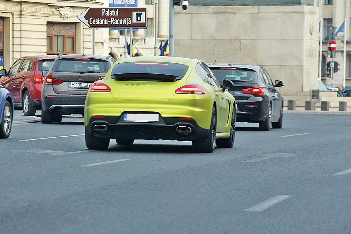 
    Anda Adam, surprinsă în trafic, la volanul bolidului său "tunat", un BMWi8Sursă foto: Blitz!  